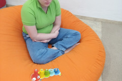 Dívka relaxuje ve vaku.