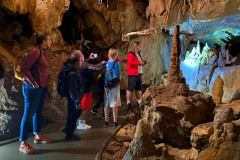 Třída v jeskyni na prohlídce.