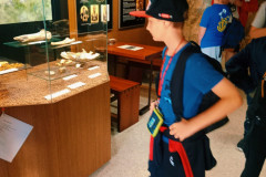 Žáci koukají na výstavku v jeskyních.