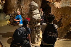 Třída v jeskyni na prohlídce.