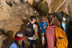 Třída v jeskyni na prohlídce.