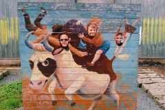 Žáci v kravím fotokoutku.