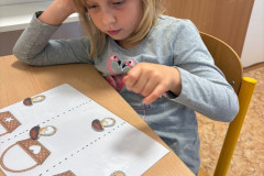 Dívka pracuje v lavici.