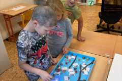 Žáci pracují se strukturovaným boxem.