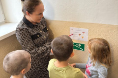 Paní učitelka čte žákům zadání úkolu.