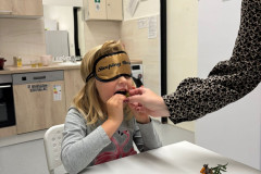 Dívka zkouší chuť.