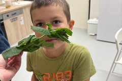 Chlapec zkouší čich.