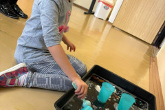 Dívka u stanoviště s vodními hrátky.