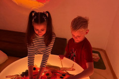 Žáci ve snoezelenu s přírodninami.