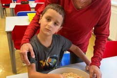 Chlapec pracuje s přírodninami.