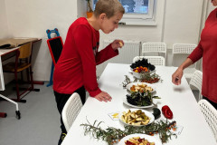 Chlapec při chuťové ochutnávce.