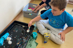 Žáci  u stanoviště s vodními hrátky.