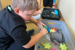 Žáci  u stanoviště s vodními hrátky.