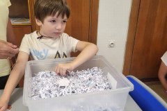 Chlapec u krabice s papírem.