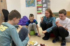 Třída ochutnává ovoce.