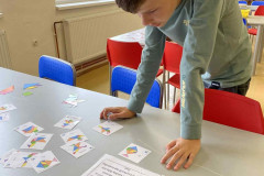 Chlapec plní zadání úkolu.