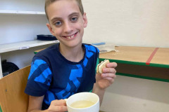 Chlapec u svačinky.