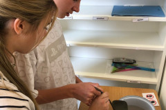 Chlapec s paní asistentkou připravuje šípkový čaj.