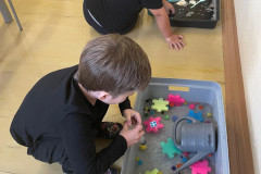 Žáci  u stanoviště s vodními hrátky.