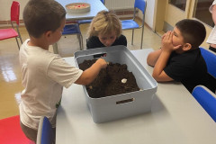 Žáci u stanoviště s přírodninami.