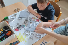 Chlapec vykrajuje modelínu.