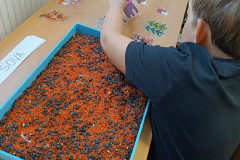 Chlapec při hledání předmětů.