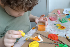Chlapec při výtvarné činnosti.