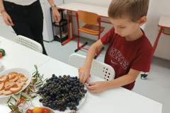 Chlapec při ochutnávce.