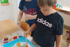 Chlapec při výtvarné činnosti.