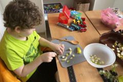 Chlapec krájí hrušku.