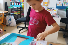 Chlapec při výtvarné činnosti.