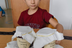 Chlapec a vyrobené pečené čaje.