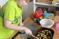 Chlapec promíchává nakrájené ovoce.