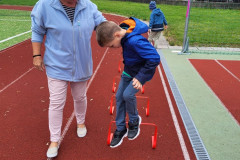 Chlapec skáče přes překážky.