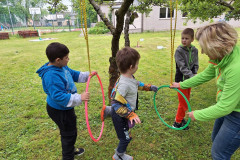 Třída u zavěšených kruhů v jabloňovém sadu.