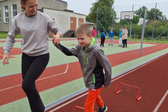 Chlapec skáče přes překážky.