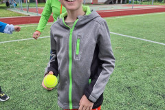 Chlapec s tenisákem.