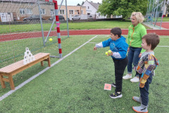 Žáci hází na pyramidu z kelímků.