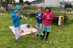 Žáci si hrají s bublifuky.