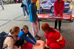 Žáci si zkouší první pomoc na figuríně.