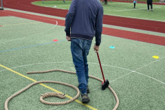 Chlapec koštětem dostává míček ze spirály z lana.