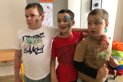 Žáci s pomalovanými obličeji ze Dne dětí IZS.