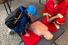 Chlapec si zkouší první pomoc na figuríně.