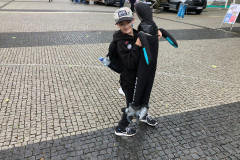 Chlapec s figurínou na Dětském dni IZS.