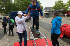 Chlapec zdolává překážku na Dětském dni IZS.