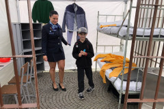 Chlapec zkoumá provizorní vězení na Dětském dni IZS.