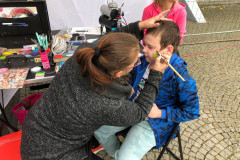 Chlapec si nechává pomalovat obličej na Dětském dni IZS.