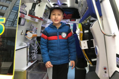 Chlapec v sanitce na Dětském dni IZS.