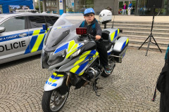 Chlapec na policejní motorce.