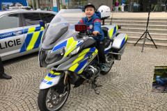 Chlapec na policejní motorce.